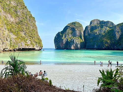 Nachdem «The Beach» in die Kinos gekommen war, litt die traumhafte Maya Bay jahrelang unter Massentourismus. - © Carola Frentzen/dpa