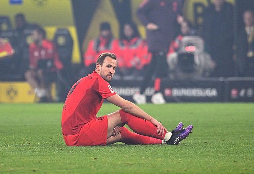 Starstürmer Kane musste schon in der ersten Halbzeit verletzt raus. - © Bernd Thissen/dpa