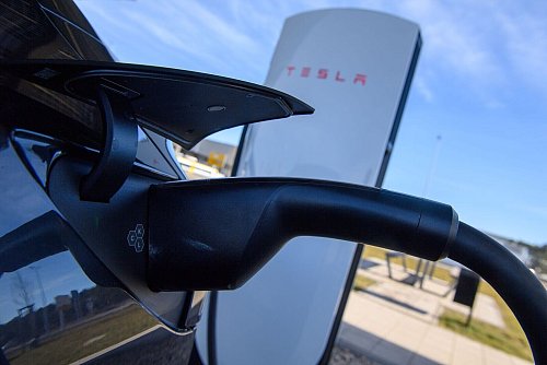 Das Laden am Tesla Supercharger ist sehr einfach. - © Klaus-Dietmar Gabbert/dpa-tmn