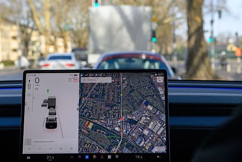 Das Tesla Model Y «Juniper» beobachtet ständig die Verkehrsumgebung. - © Klaus-Dietmar Gabbert/dpa-tmn