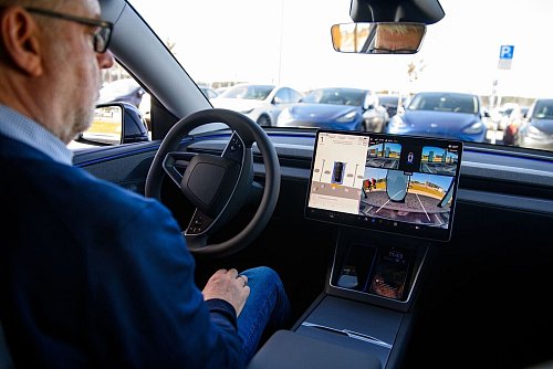 Hände weg vom Lenkrad: das Auto kann zuverlässig autonom in eine Parklücke fahren. - © Klaus-Dietmar Gabbert/dpa-tmn
