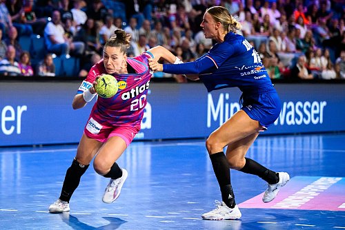 Zählt zu den Stützen im DHB-Team: Rückraum-Ass Emily Vogel. (Archivbild) - © Marco Wolf/dpa