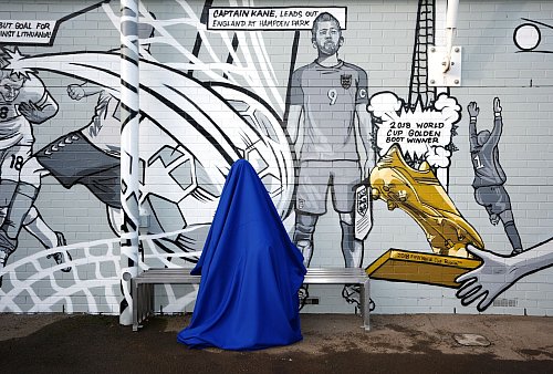 Die Statue von Harry Kane kurz vor ihrer Enthüllung im Peter May Centre. - © Zac Goodwin/PA Wire/dpa