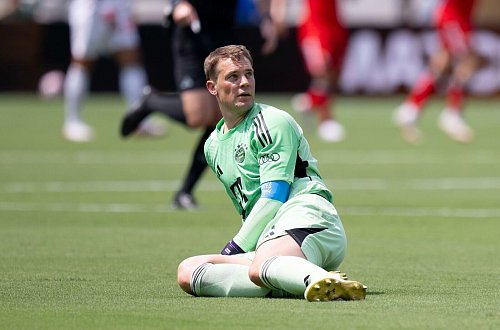 Manuel Neuer schaut dem Ball hinterher. - © Sven Hoppe/dpa