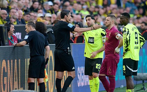 Wieder ein Rückschlag: Der BVB um Kapitän Emre Can (M) verliert gegen Augsburg. - © Bernd Thissen/dpa