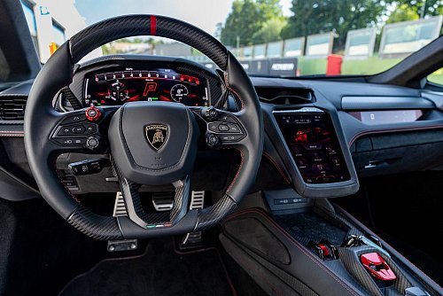 Kommandozentrale: Hier lassen sich auch verschiedene Fahrmodi einstellen. - © Andres Pardo Gomez/Lamborghini/dpa-tmn