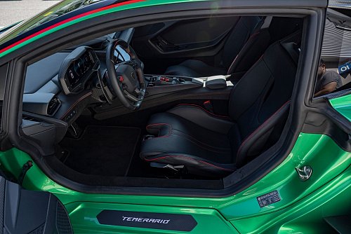 Mehr Sport-Platz: Der Tester ist überrascht über das leicht vergrößerte Raumangebot - vor allem im Kopfbereich, es reicht für einen Helm. - © Andres Pardo Gomez/Lamborghini/dpa-tmn