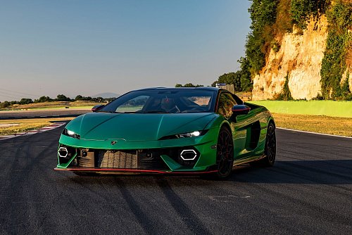Scharfe Kanten: Das Design eines Sportlers ist immer Geschmackssache - aber zurückhaltend ist der neue Temerario sicher nicht gezeichnet worden. - © Andres Pardo Gomez/Lamborghini/dpa-tmn