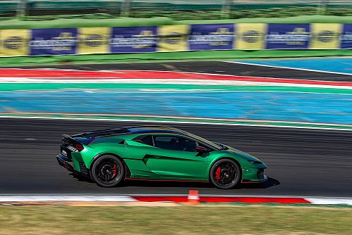 Leichtes Spiel mit viel Gewicht und hoher Leistung: Das Handling beschreibt unser Tester als agil und gut beherrschbar. - © Andres Pardo Gomez/Lamborghini/dpa-tmn