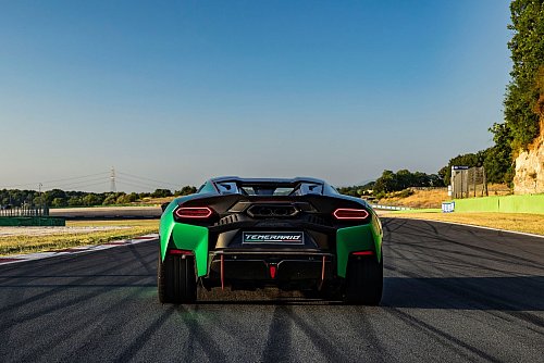Klassische Ansicht eines Supersportwagens: Von hinten - denn mit maximal 343 km/h dürften nur wenige schneller sein. - © Andres Pardo Gomez/Lamborghini/dpa-tmn