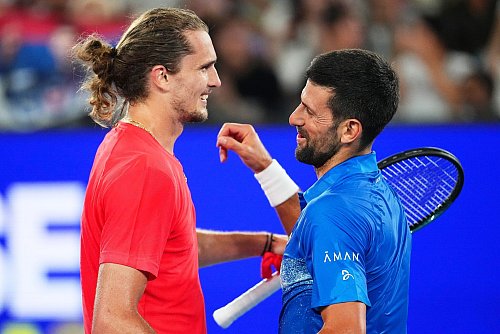 Alexander Zverev (l) und Novak Djokovic trafen kurz vor Start der Australian Open in einem Showmatch aufeinander. - © Vincent Thian/AP/dpa