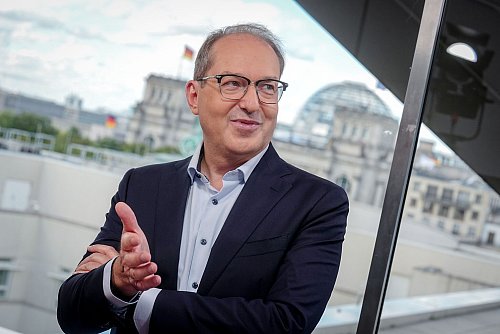 Bundesinnenminister Alexander Dobrindt (CSU) sagt: «Unser Ziel ist klar: Die Abwehrfähigkeit und Resilienz unserer kritischen Infrastrukturen muss gehärtet werden.» - © Kay Nietfeld/dpa