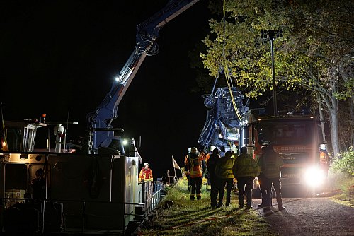 Mit einem Spezialfahrzeug wurde das Wrack am späten Samstagabend aus dem Kanal geborgen. - © Stefan Sobotta/dpa
