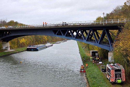 Eine Boie markiert den Ort, an dem das Wrack im Mittellandkanal lag. Bis zu seiner Bergung war der Schiffsverkehr unterbrochen. - © Christian Brahmann/dpa