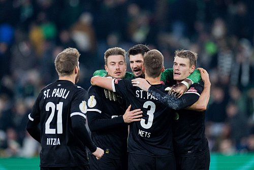 Der erste Sieg seit langem sorgt für ausgelassene Freude. - © Rolf Vennenbernd/dpa