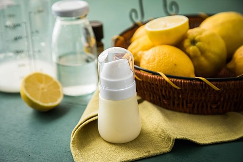 Die Sprühflasche mit Wasser auffüllen - fertig. Das Mückenspray kommt anschließend in den Kühlschrank. - © Christin Klose/dpa-tmn