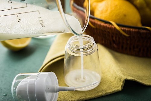Den Saft einer Zitrone, vier bis fünf Tropfen Zitronenöl und ein Päckchen Backpulver mischen und in eine Sprühflasche geben. - © Christin Klose/dpa-tmn