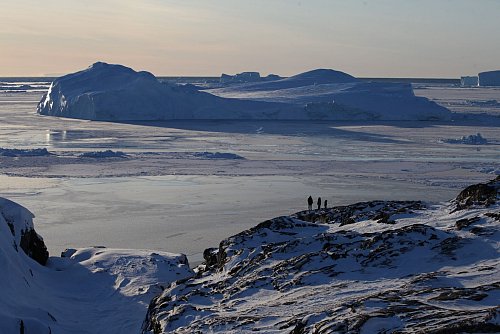 Das sind ja schöne Aussichten: Eine Familie genießt die Landschaft im Ilulissat-Eisfjord im Westen von Grönland. - © Steffen Trumpf/dpa-tmn