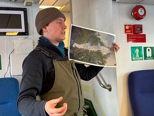 Erklärt Reisenden, wie sich der Gletscher Sermeq Kujalleq im Zuge des Klimawandels im Ilulissat-Eisfjord zurückgezogen hat: Tour-Guide Sigurd Janniche Thomsen. - © Steffen Trumpf/dpa-tmn