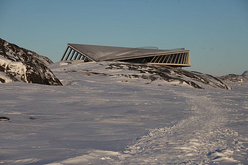 Schräge Architektur: das Icefjord Centre in Ilulissat. Hier erfährt man, wie die Eisberge im Ilulissat-Eisfjord entstanden sind und welche Auswirkungen der Klimawandel hat. - © Steffen Trumpf/dpa-tmn