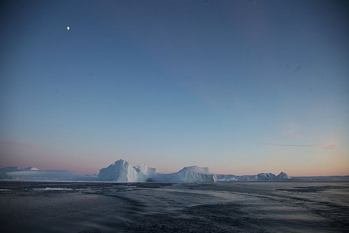 Riesige Eisberge treiben im Ilulissat-Eisfjord im Westen von Grönland. - © Steffen Trumpf/dpa-tmn