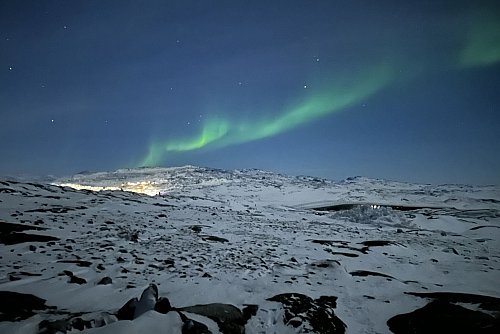 Ein Klassiker einer Reise nach Grönland: Nordlichter. Hier über dem westgrönländischen Ort Ilulissat. - © Steffen Trumpf/dpa-tmn