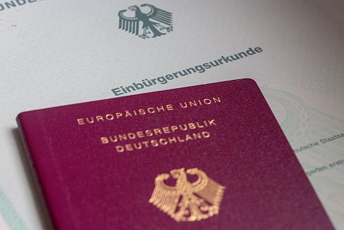 Seit einer Gesetzesreform vom Juni müssen Menschen, die Deutsche werden, ihre bisherige Staatsangehörigkeit dafür nicht mehr aufgeben. (Symbolfoto) - © Fernando Gutierrez-Juarez/dpa