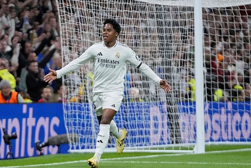 Endrick jubelt über seinen Treffer für Real Madrid. - © Bernat Armangue/AP/dpa