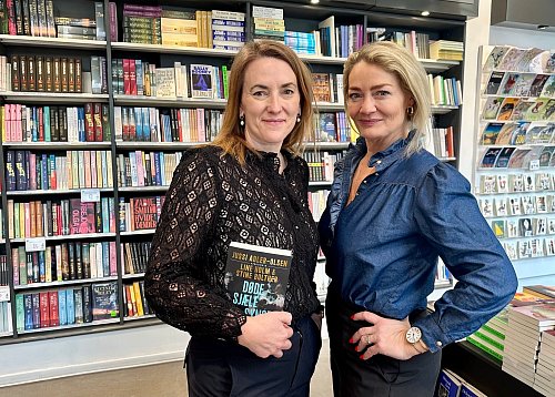 Das Autorinnen-Duo Line Holm (links) und Stine Bolther. - © Steffen Trumpf/dpa