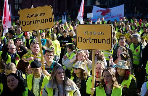 Nach Warnstreiks im Gesundheitsbereich und in Frauen-dominierten Berufen trifft es am Mittwoch besonders den ÖPNV. - © Bernd Thissen/dpa