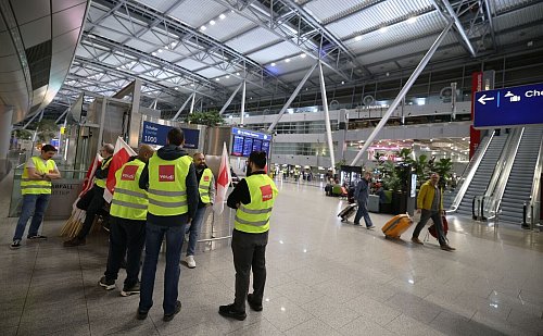 In den kommen Tagen soll es nach den Aktionen an den Airports noch weitere Warnstreiks in NRW geben. - © Christoph Reichwein/dpa