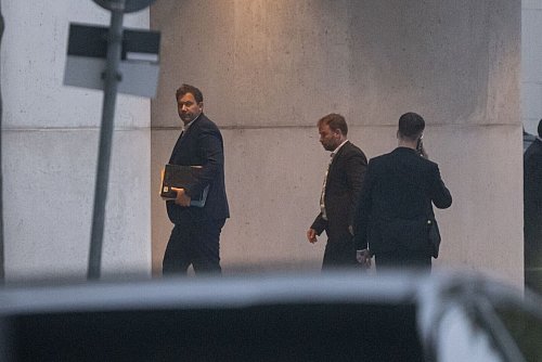 SPD-Chef Lars Klingbeil geht zum Spitzentreffen der Koalition. - © Fabian Sommer/dpa