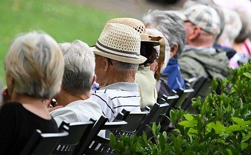Sollen die Bezüge der Rentnerinnen und Rentner auch in einigen Jahren stabil bleiben? (Illustration) - © Arne Dedert/dpa