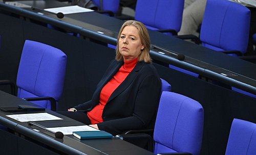 Arbeitsministerin Bärbel Bas (SPD) will bei der Rente nicht kleinbeigeben. (Archivfoto) - © Elisa Schu/dpa