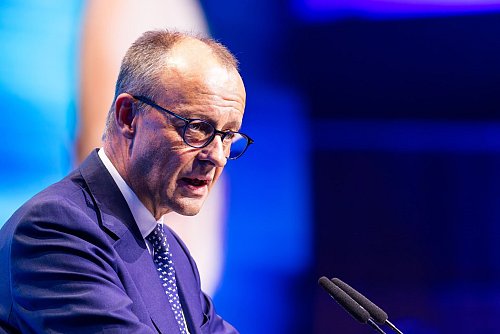 Beim Deutschlandtag der Jungen Union blies Kanzler Friedrich Merz (CDU) der Wind ins Gesicht. (Archivfoto) - © Philipp von Ditfurth/dpa