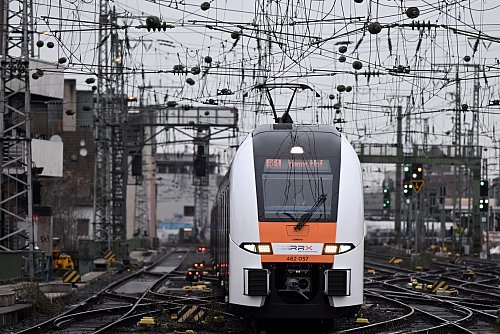 Besonders anfällig für Störungen: Der Rhein-Ruhr-Express (RRX), der die großen Ballungsräume in NRW verbindet. (Archivbild) - © Federico Gambarini/dpa