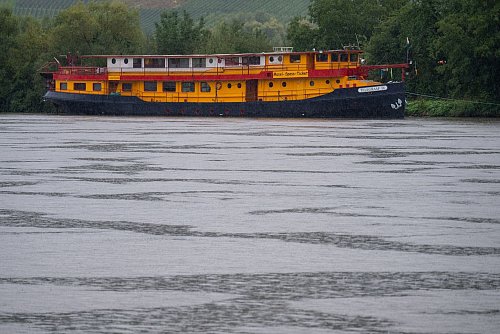 Das Schiff eignet sich laut Besitzer auch gut für Flussbestattungen. (Archivbild) - © Harald Tittel/dpa