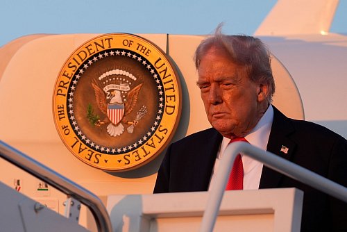 US-Präsident Trump spricht der Hamas eine «letzte Warnung» aus. - © Manuel Balce Ceneta/AP/dpa