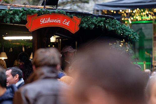Ein Glühweinstand auf dem Kaiser-Otto-Platz in Essen. - © Henning Kaiser/dpa