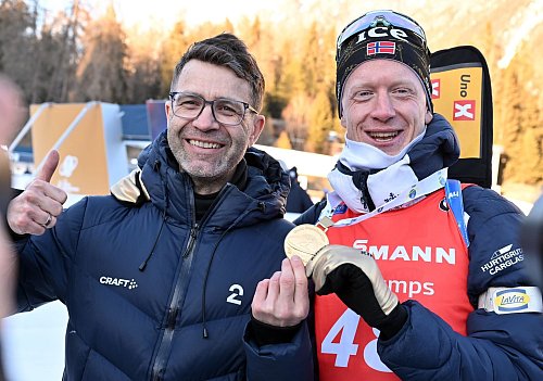 Ole Einar Björndalen (links) und Johannes Thingnes Bö bei der WM in Lenzerheide. - © Martin Schutt/dpa