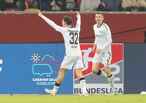 Paderborner Jubel nach dem 1:0. - © Roland Weihrauch/dpa