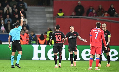 Kapitän Robert Andrich musste nach knapp einer halben Stunde mit Rot vom Platz. - © Bernd Thissen/dpa