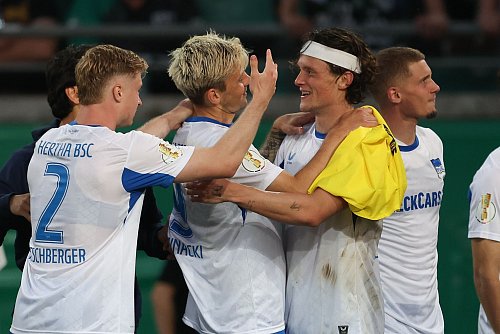 Beim Pokal-Spiel in Münster jubelten die Berliner. - © Friso Gentsch/dpa