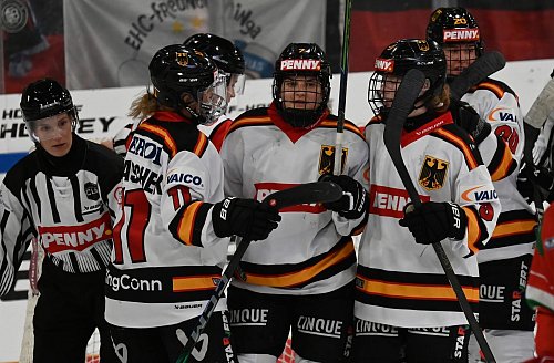 Franziska Feldmeier (r) beklagt Chancenungleichheit für weibliche Eishockeytalente. - © Markus Lenhardt/dpa