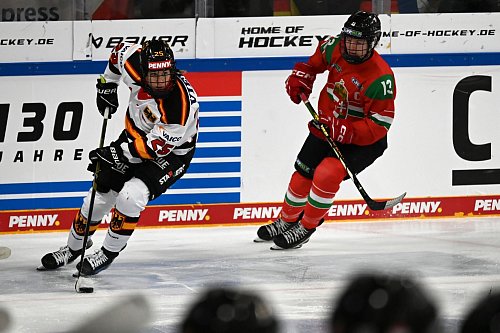 Laura Kluge (l) spielt in der nordamerikanischen Profiliga PWHL. - © Markus Lenhardt/dpa