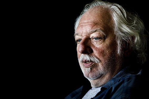Wolfgang Becker, Filmregisseur, spricht während eines Interviews 2019 in seinem Atelier. (Archivbild) - © Carsten Koall/dpa