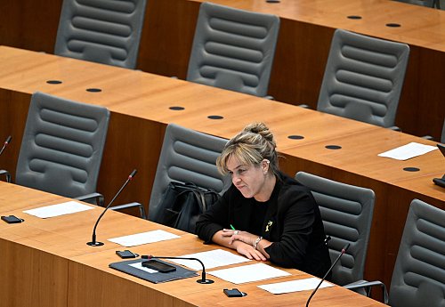 Nordrhein-Westfalens Wirtschaftsministerin Mona Neubaur (Grüne) wird im Landtag von der Opposition in die Zange genommen. - © Roberto Pfeil/dpa