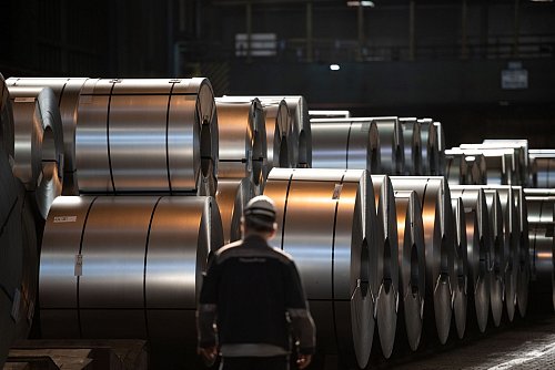 Viele Stahlarbeiter machen sich Sorgen um ihre Arbeitsplätze und den Industriestandort Nordrhein-Westfalen (Archivbild) - © Fabian Strauch/dpa