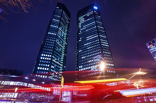 Der Gewinn der Deutschen Bank ist 2024 gesunken. - © Andreas Arnold/dpa