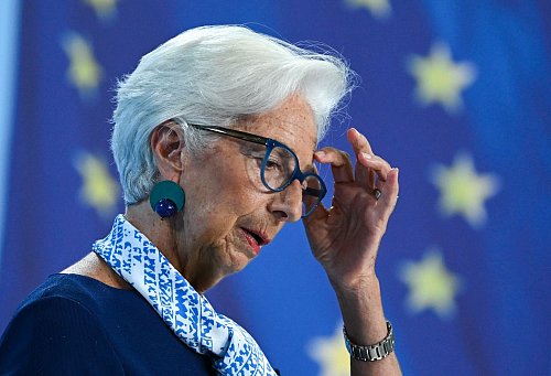 EZB-Präsidentin Lagarde: Wie geht die Notenbank mit der Frankreich-Krise um? (Archivbild) - © Arne Dedert/dpa